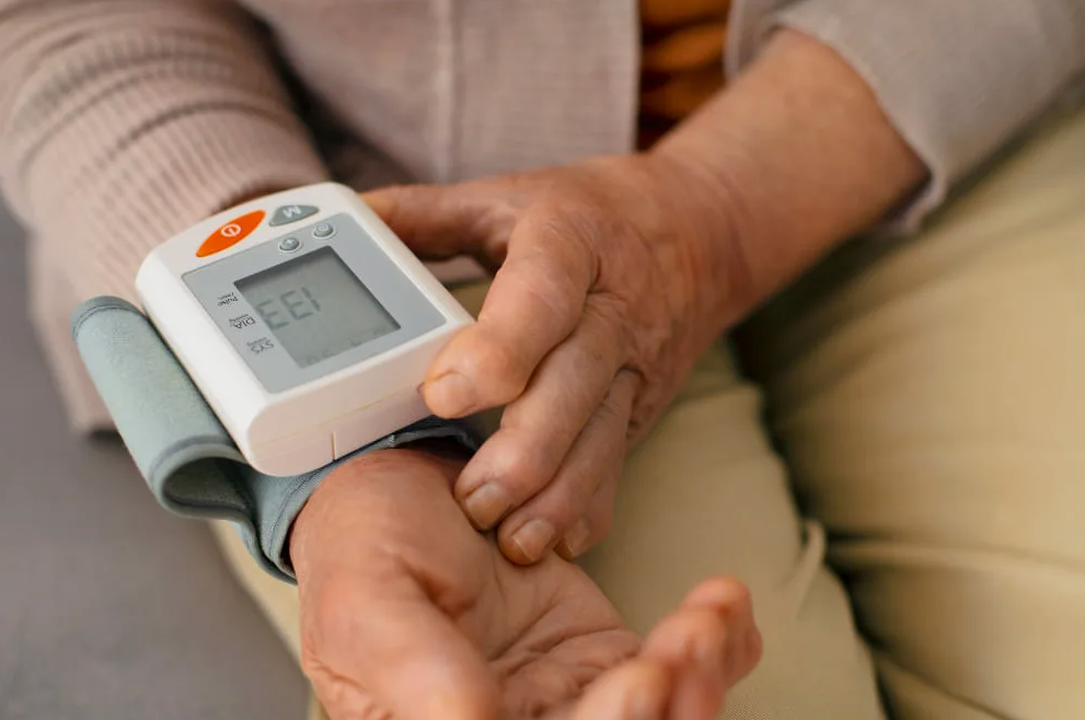 Как выбрать тонометр для пожилого человека