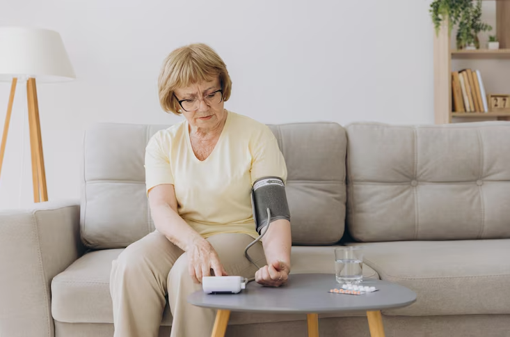 Тонометры для пожилых: как выбрать, использовать и контролировать давление